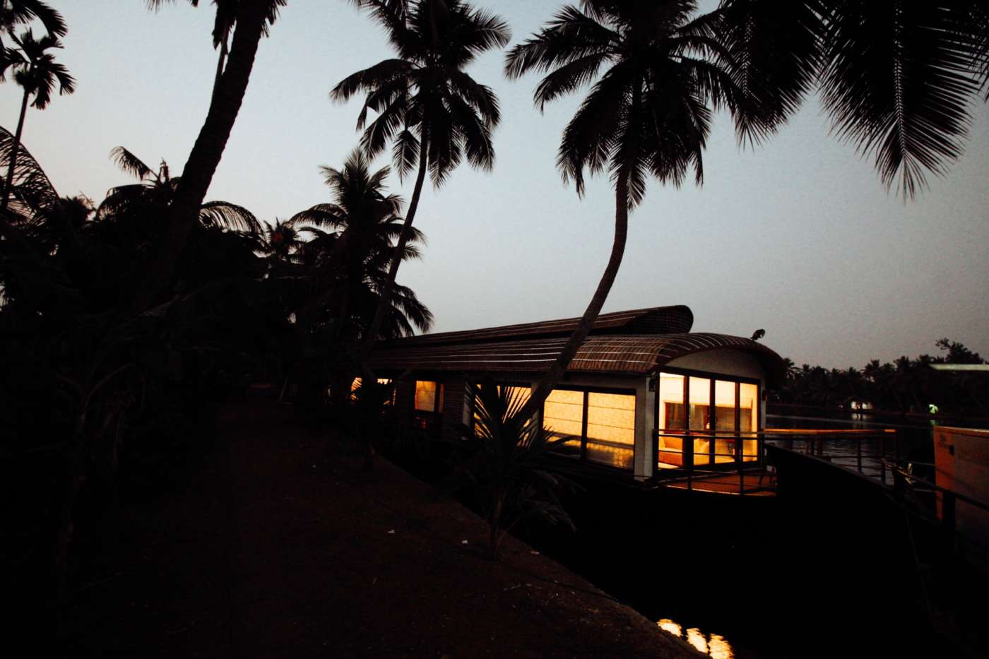 sleeping-on-a-houseboat-alleppey-india